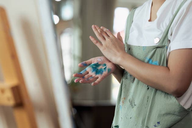Weibliche Künstlerin, die nach dem Malen mit Farbe befleckt ist. Konzept ?Malen als Hobby? Female Artist Hand Stained with Paint After Painting. Painting Hobby concept. (License=RF) ,model released, Symbolfoto Copyright: xZoonar.com WORAWEExMEEPIANx 24523652 ,model released, Symbolfoto ,property released