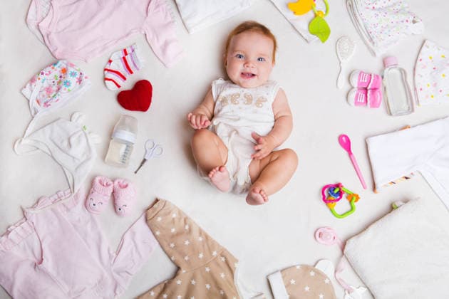 Baby auf weißem Hintergrund mit Kleidung, Toilettenartikeln, Spielzeug und Gesundheitszubehör. Wunschliste oder Einkaufsübersicht für Schwangerschaft und Babyparty. Baby on white background with clothing, toiletries, toys and health care accessories. Wish list or shopping overview for pregnancy and baby shower. (License=RF) ,model released, Symbolfoto Copyright: xZoonar.com UliaxZotaninax 24525918 ,model released, Symbolfoto ,property released