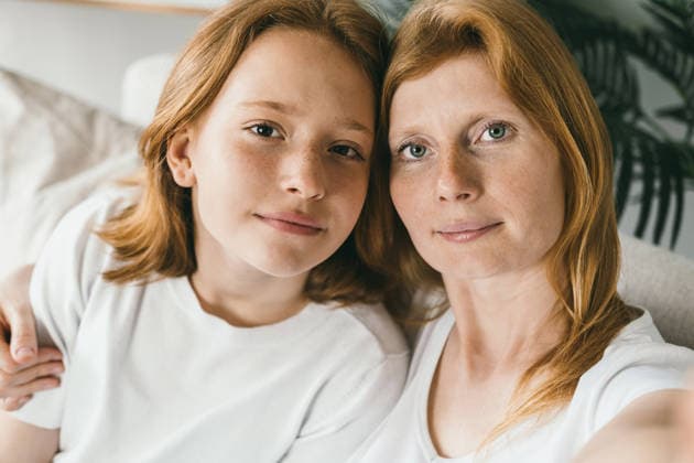 Ehrliches Porträt einer Mutter und ihrer Tochter im Teenageralter Mother and daughter gently pressed cheek to cheek. A teenage girl and her mother take a selfie on the phone. Beautiful red-haired women. Candid portrait of mother and teenager (License=RF) ,model released, Symbolfoto Copyright: xZoonar.com EvgeniiaxParkhomenkox 24529543 ,model released, Symbolfoto ,property released