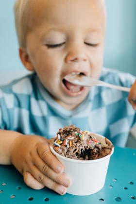 Blonde caucasian toddler eating chocolate ice cream with sprinkles San Francisco, California, United States CR_DLXE260126-1943549-01 ,model released, Symbolfoto