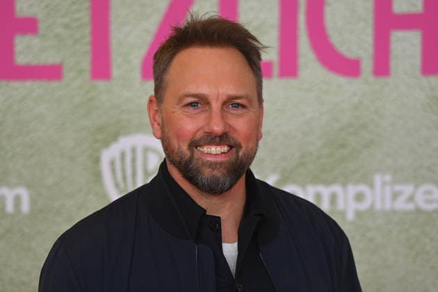 Steven GAETJEN (Moderator), Einzelbild,angeschnittenes Einzelmotiv,Portraet,Portrait,Porträt. Weltpremiere ACH.DIESE LUECKE-DIESE ENTSETZLICHE LUECKE am 27.01.20226 im Mathaeser Kino in Muenchen.