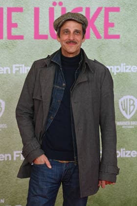 Max VON THUN (Schauspieler), Einzelbild,angeschnittenes Einzelmotiv,Halbfigur,halbe Figur. Weltpremiere ACH.DIESE LUECKE-DIESE ENTSETZLICHE LUECKE am 27.01.20226 im Mathaeser Kino in Muenchen.