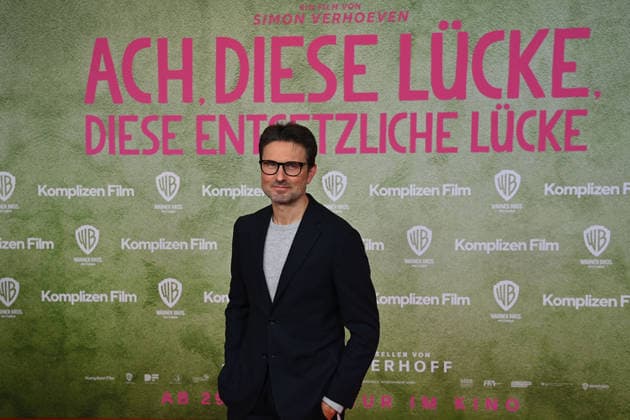 Simon VERHOEVEN (Regie und Drehbuch), Einzelbild,angeschnittenes Einzelmotiv,Halbfigur,halbe Figur. Weltpremiere ACH.DIESE LUECKE-DIESE ENTSETZLICHE LUECKE am 27.01.20226 im Mathaeser Kino in Muenchen.