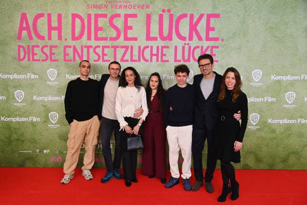 v.li:Patrice Verhoeven, Luca Verhoeven, Stephanie Verhoeven und Gast, Nina Verhoeven, Simon Verhoeven und David Verhoeven. Weltpremiere ACH.DIESE LUECKE-DIESE ENTSETZLICHE LUECKE am 27.01.20226 im Mathaeser Kino in Muenchen.