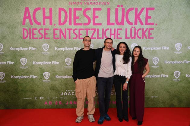 v.li:Patrice Verhoeven, Luca Verhoeven, Stephanie Verhoeven und Gast. Weltpremiere ACH.DIESE LUECKE-DIESE ENTSETZLICHE LUECKE am 27.01.20226 im Mathaeser Kino in Muenchen.