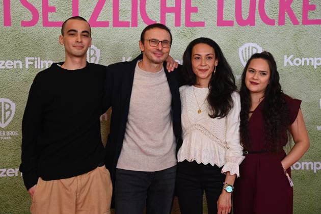 v.li:Patrice Verhoeven, Luca Verhoeven, Stephanie Verhoeven und Gast. Weltpremiere ACH.DIESE LUECKE-DIESE ENTSETZLICHE LUECKE am 27.01.20226 im Mathaeser Kino in Muenchen.