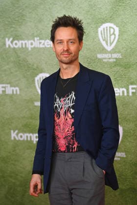 Tom SCHILLING (Schauspieler), Einzelbild,angeschnittenes Einzelmotiv,Halbfigur,halbe Figur. Weltpremiere ACH.DIESE LUECKE-DIESE ENTSETZLICHE LUECKE am 27.01.20226 im Mathaeser Kino in Muenchen.