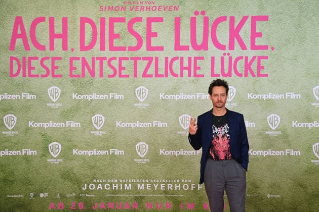 Tom SCHILLING (Schauspieler), Weltpremiere ACH.DIESE LUECKE-DIESE ENTSETZLICHE LUECKE am 27.01.20226 im Mathaeser Kino in Muenchen.