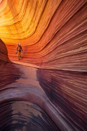 Photographer exploring The Wave in Arizona Paria, Utah, United States CR_WLCB260127-1951690-01 ,model released, Symbolfoto