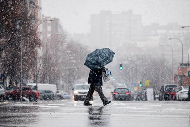 Aemet activates the yellow level for snow and wind in several points of Madrid A man walks under the snow, on January 28, 2026, in Madrid Spain The State Meteorological Agency Aemet has activated the yellow warning for today for possible snowfall in the Sierra de Madrid and the Metropolitan area and Henares, at the same time that has added the warning for strong gusts of wind also to the South, Vegas and West region of the region 28 JANUARY 2026 Carlos Lujá Madrid Madrid Madrid Spain  Copyright: xCarlosxLujanx 7249470