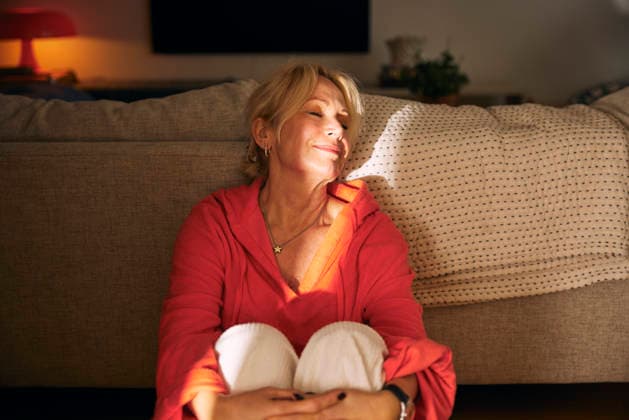 Smiling senior woman napping while leaning on sofa in home Sweden, Stockholm, model released, property released Copyright: xMaskotx , MA122746 MA122746