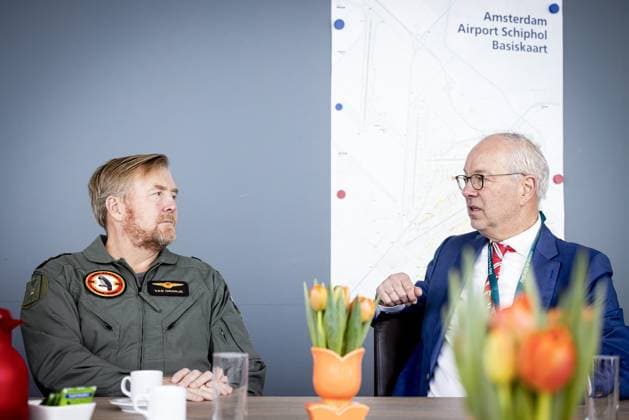 SCHIPHOL - King Willem-Alexander during his working visit to a Royal Netherlands Air Force exercise at Schiphol Airport. The air force is practicing how to safely conduct military flights from civilian airports. PATRICK VAN KATWIJK POOL ANP netherlands out - belgium out  Copyright: xx x548865669x originalFilename: 548865669.jpg