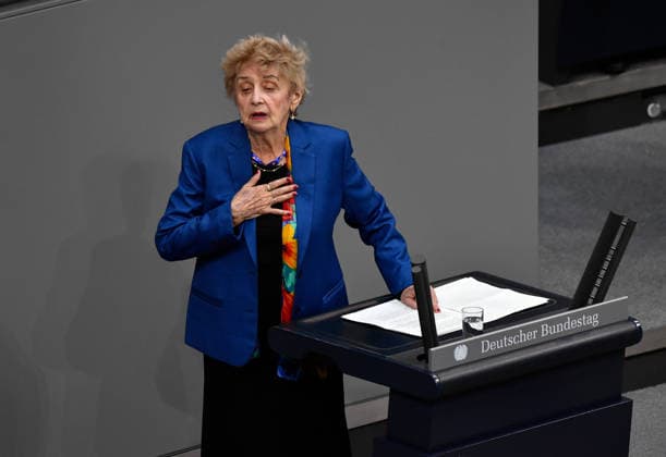 Gedenkstunde im Deutschen Bundestag zum Tag des Gedenkens an die Opfer des Nationalsozialismus, Zeitzeugin und Holocaust-Ueberlebende Tova Friedman spricht als zentrale Gedenkrednerin der Veranstaltung (Foto vom 28.01.2028). Friedman ueberlebte das NS-Konzentrationslager Auschwitz, in das sie als Fuenfjaehrige deportiert wurde. Vermutlich war an dem Tag, als sie ermordet werden sollte, die Gaskammer defekt. Als 12-Jaehrige wanderte sie in die USA aus. Gemeinsam mit ihrem 20-jaehrigen Enkel betreibt Friedman seit 2021 einen TikTok-Kanal, auf dem sie ueber die Verfolgung der Juden durch die Nazis und heutigen Antisemitismus aufklaert. Die Gedenkstunde findet immer in zeitlicher Naehe zum internationalen Holocaust-Gedenktag am 27. Januar stat Copyright: epd-bild ChristianxDitsch _DSC3403