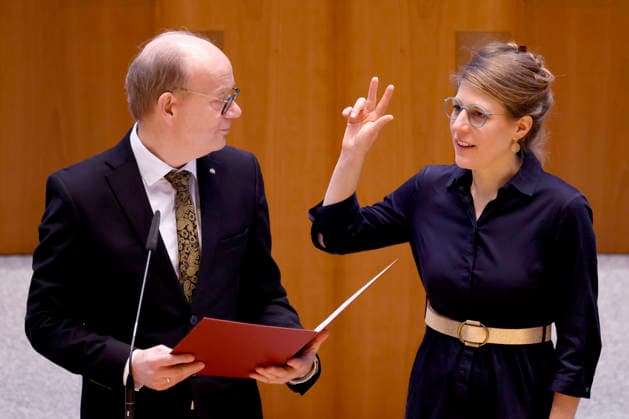 Politikerin Verena Schäffer (Grüne), die neue Ministerin für Kinder, Jugend, Familie, Gleichstellung, Flucht und Integration des Landes NRW, gemeinsam mit Landtagspräsident Andre Kuper (CDU) bei ihrer Vereidigung als neue Ministerin im Landtag von NRW. Düsseldorf, 28.01.2026 NRW Deutschland Copyright: xChristophxHardtx