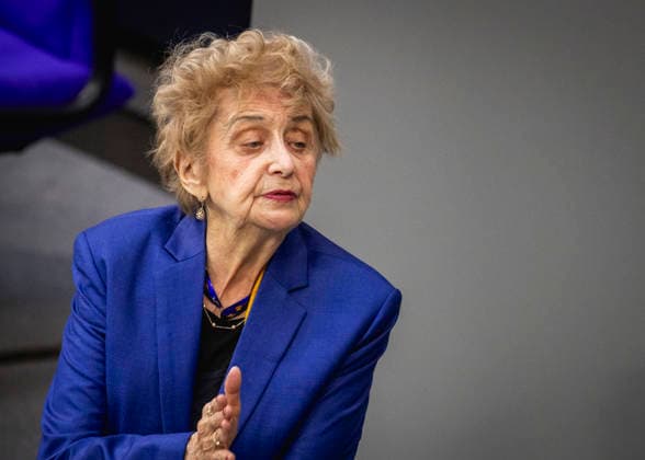 Tova Friedman, Ueberlende des Holocaust, spricht zum Tag des Gedenkens an die Opfer des Nationalsozialismus im Bundestag in Berlin, 28.01.2026. Berlin Deutschland *** Tova Friedman, survivor of the Holocaust, speaks on the Day of Remembrance of the Victims of National Socialism at the Bundestag in Berlin, 28 01 2026 Berlin Germany Copyright: xJulianexSonntagx