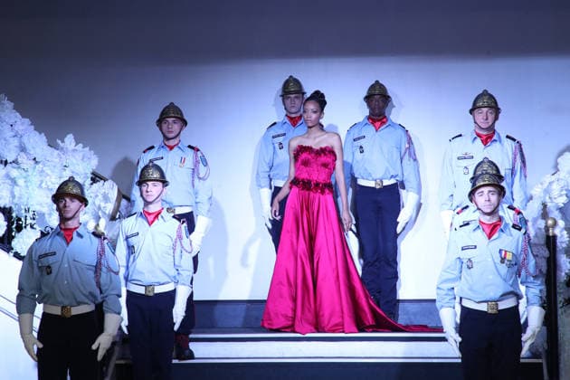 A Model and the Paris Firefighters who are present as Franck Sorbier donates a dress for a childrens auction at the Franck Sorbier, Haute Couture Spring Summer 2026 Collection runway show as part of Paris Fashion Week PFW at the Pavillon Wagram, in Paris, France, January 28, 2026 Bertrand Rindoff Bestimage Runway Franck Sorbier Haute Couture Spring Summer 2026 show as part of Paris Fashion Week on January 28, 2026 in Paris, France Paris France  Copyright: xBERTRANDxRINDOFFxPETROFFx xBESTIMAGExBERTRANDxRINDOFFxPETROFFx xBESTIMAGEx