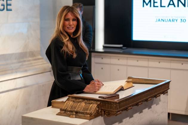 January 28, 2026, New York, New York, USA: First Lady MELANIA TRUMP looks at the cameras as she signs her name into a book at the New York Stock Exchange. New York USA - ZUMAs365 20260128_znp_s365_007 Copyright: xJoeyxSussmanx