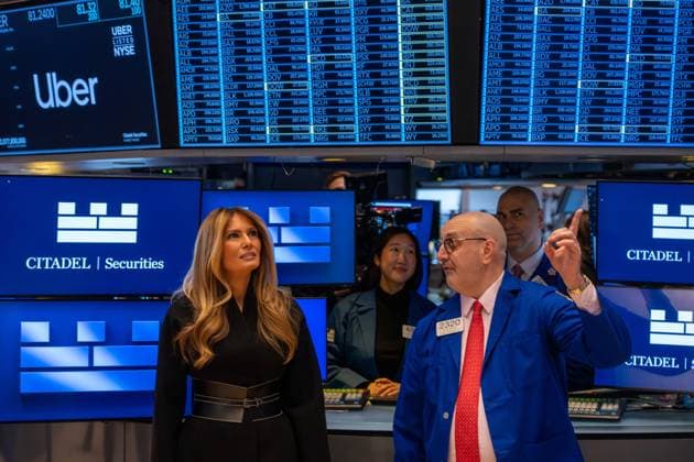 January 28, 2026, New York, New York, USA: First Lady MELANIA TRUMP looks up at the screens as she is given a tour of the New York Stock Exchange trading floor. New York USA - ZUMAs365 20260128_znp_s365_009 Copyright: xJoeyxSussmanx