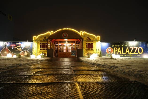 Hamburg Spiegelzelt in Altona, Charity-Abend im Cornelia Poletto PALAZZO. Für den guten Zweck tauschen Stars das Mikrofon gegen das Tablett, die Bühne gegen die Manege des Spiegelpalasts Hamburg, 28.1.2026, der Reinerlös des Abends geht an den Lufthafen im Altonaer Kinderkrankenhaus (AKK)