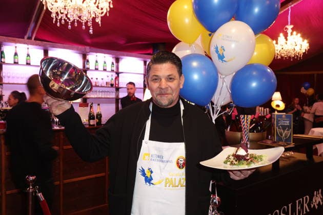 Hamburg Tim Mälzer kellnert für den guten Zweck, Charity-Abend im Cornelia Poletto PALAZZO. Für den guten Zweck tauschen Stars das Mikrofon gegen das Tablett, die Bühne gegen die Manege des Spiegelpalasts Hamburg, 28.1.2026, der Reinerlös des Abends geht an den Lufthafen im Altonaer Kinderkrankenhaus (AKK)