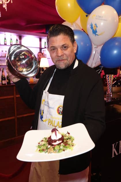 Hamburg Tim Mälzer kellnert für den guten Zweck, Charity-Abend im Cornelia Poletto PALAZZO. Für den guten Zweck tauschen Stars das Mikrofon gegen das Tablett, die Bühne gegen die Manege des Spiegelpalasts Hamburg, 28.1.2026, der Reinerlös des Abends geht an den Lufthafen im Altonaer Kinderkrankenhaus (AKK)