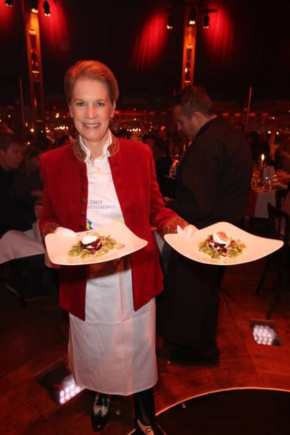 Hamburg Cornelia Poletto kellnert für den guten Zweck, Charity-Abend im Cornelia Poletto PALAZZO. Für den guten Zweck tauschen Stars das Mikrofon gegen das Tablett, die Bühne gegen die Manege des Spiegelpalasts Hamburg, 28.1.2026, der Reinerlös des Abends geht an den Lufthafen im Altonaer Kinderkrankenhaus (AKK)