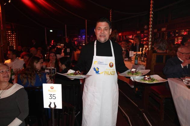 Hamburg Tim Mälzer kellnert für den guten Zweck, Charity-Abend im Cornelia Poletto PALAZZO. Für den guten Zweck tauschen Stars das Mikrofon gegen das Tablett, die Bühne gegen die Manege des Spiegelpalasts Hamburg, 28.1.2026, der Reinerlös des Abends geht an den Lufthafen im Altonaer Kinderkrankenhaus (AKK)