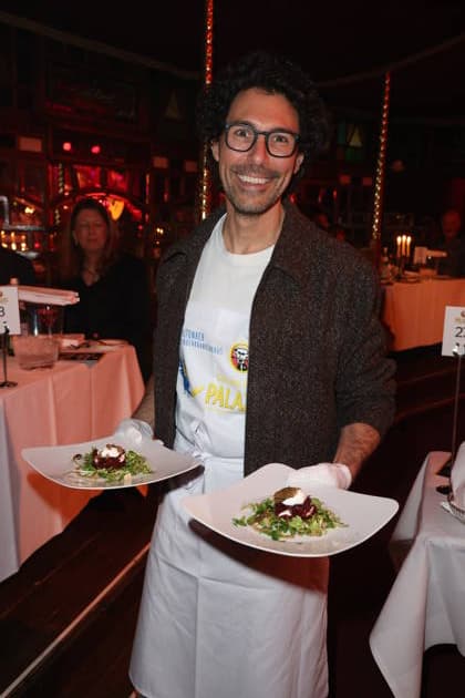 Hamburg Boris Entrup kellnert für den guten Zweck, Charity-Abend im Cornelia Poletto PALAZZO. Für den guten Zweck tauschen Stars das Mikrofon gegen das Tablett, die Bühne gegen die Manege des Spiegelpalasts Hamburg, 28.1.2026, der Reinerlös des Abends geht an den Lufthafen im Altonaer Kinderkrankenhaus (AKK)
