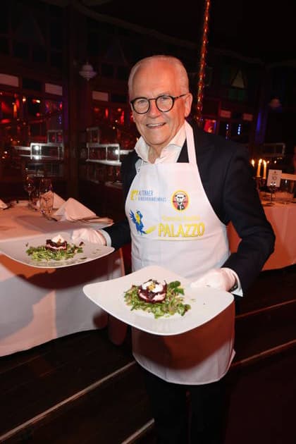 Hamburg Rüdiger Grube kellnert für den guten Zweck, Charity-Abend im Cornelia Poletto PALAZZO. Für den guten Zweck tauschen Stars das Mikrofon gegen das Tablett, die Bühne gegen die Manege des Spiegelpalasts Hamburg, 28.1.2026, der Reinerlös des Abends geht an den Lufthafen im Altonaer Kinderkrankenhaus (AKK) *** Hamburg Rüdiger Grube waits tables for a good cause, charity evening at the Cornelia Poletto PALAZZO Stars swap the microphone for a tray and the stage for the Spiegelpalast Hamburg ring for a good cause, 28 1 2026, the net proceeds from the evening go to the Lufthafen in the Altona childrens hospital AKK