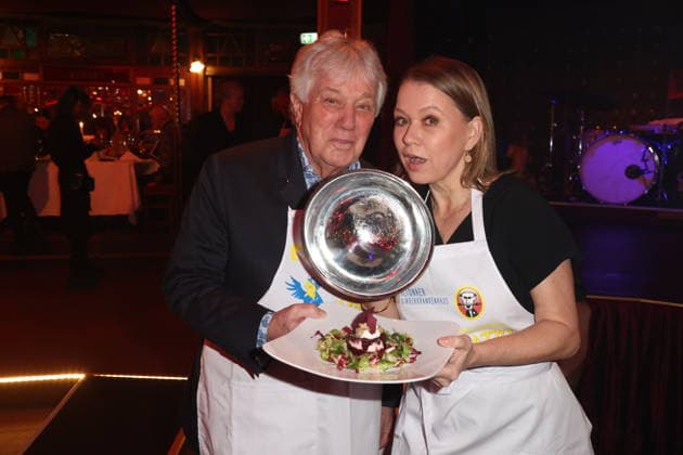 Hamburg Rolf Zuckowski mit Nova Meierhenrich, Charity-Abend im Cornelia Poletto PALAZZO. Für den guten Zweck tauschen Stars das Mikrofon gegen das Tablett, die Bühne gegen die Manege des Spiegelpalasts Hamburg, 28.1.2026, der Reinerlös des Abends geht an den Lufthafen im Altonaer Kinderkrankenhaus (AKK)