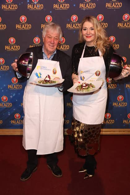 Hamburg Rolf Zuckowski und Sandra Quadflieg, Charity-Abend im Cornelia Poletto PALAZZO. Für den guten Zweck tauschen Stars das Mikrofon gegen das Tablett, die Bühne gegen die Manege des Spiegelpalasts Hamburg, 28.1.2026, der Reinerlös des Abends geht an den Lufthafen im Altonaer Kinderkrankenhaus (AKK)