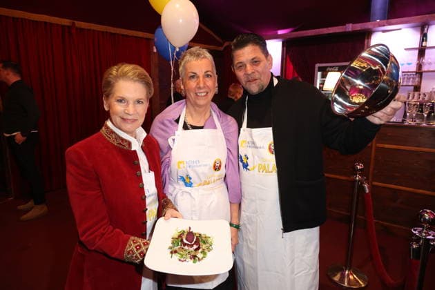 Hamburg Cornelia Poletto, Christiane Dienhold und Tim Mälzer, Charity-Abend im Cornelia Poletto PALAZZO. Für den guten Zweck tauschen Stars das Mikrofon gegen das Tablett, die Bühne gegen die Manege des Spiegelpalasts Hamburg, 28.1.2026, der Reinerlös des Abends geht an den Lufthafen im Altonaer Kinderkrankenhaus (AKK)