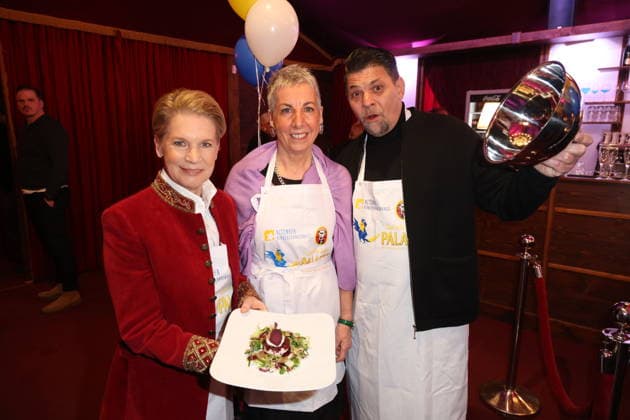 Hamburg Cornelia Poletto, Christiane Dienhold und Tim Mälzer, Charity-Abend im Cornelia Poletto PALAZZO. Für den guten Zweck tauschen Stars das Mikrofon gegen das Tablett, die Bühne gegen die Manege des Spiegelpalasts Hamburg, 28.1.2026, der Reinerlös des Abends geht an den Lufthafen im Altonaer Kinderkrankenhaus (AKK)