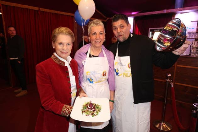 Hamburg Cornelia Poletto, Christiane Dienhold und Tim Mälzer, Charity-Abend im Cornelia Poletto PALAZZO. Für den guten Zweck tauschen Stars das Mikrofon gegen das Tablett, die Bühne gegen die Manege des Spiegelpalasts Hamburg, 28.1.2026, der Reinerlös des Abends geht an den Lufthafen im Altonaer Kinderkrankenhaus (AKK)