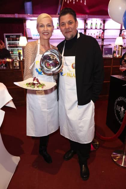 Hamburg Sanna Englund und Tim Mälzer, Charity-Abend im Cornelia Poletto PALAZZO. Für den guten Zweck tauschen Stars das Mikrofon gegen das Tablett, die Bühne gegen die Manege des Spiegelpalasts Hamburg, 28.1.2026, der Reinerlös des Abends geht an den Lufthafen im Altonaer Kinderkrankenhaus (AKK)