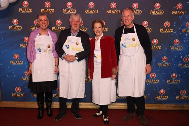 Hamburg Christiane Dienhold vom AK Altona, Rolf Zuckowski und Cornelia Poletto sowie Johannes B. Kerner, Charity-Abend im Cornelia Poletto PALAZZO. Für den guten Zweck tauschen Stars das Mikrofon gegen das Tablett, die Bühne gegen die Manege des Spiegelpalasts Hamburg, 28.1.2026, der Reinerlös des Abends geht an den Lufthafen im Altonaer Kinderkrankenhaus (AKK)