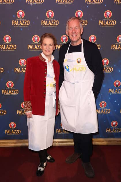 Hamburg Cornelia Poletto mit Johannes B. Kerner, Charity-Abend im Cornelia Poletto PALAZZO. Für den guten Zweck tauschen Stars das Mikrofon gegen das Tablett, die Bühne gegen die Manege des Spiegelpalasts Hamburg, 28.1.2026, der Reinerlös des Abends geht an den Lufthafen im Altonaer Kinderkrankenhaus (AKK)
