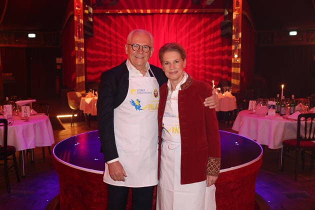 Hamburg Rüdiger Grube mit Cornelia Poletto im Spiegelpalast, Charity-Abend im Cornelia Poletto PALAZZO. Für den guten Zweck tauschen Stars das Mikrofon gegen das Tablett, die Bühne gegen die Manege des Spiegelpalasts Hamburg, 28.1.2026, der Reinerlös des Abends geht an den Lufthafen im Altonaer Kinderkrankenhaus (AKK)