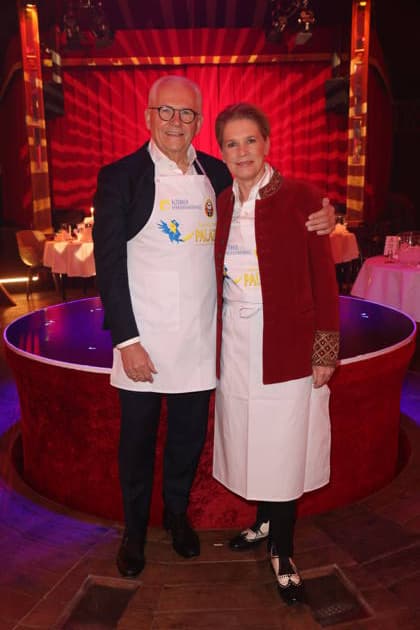 Hamburg Rüdiger Grube mit Cornelia Poletto im Spiegelpalast, Charity-Abend im Cornelia Poletto PALAZZO. Für den guten Zweck tauschen Stars das Mikrofon gegen das Tablett, die Bühne gegen die Manege des Spiegelpalasts Hamburg, 28.1.2026, der Reinerlös des Abends geht an den Lufthafen im Altonaer Kinderkrankenhaus (AKK)