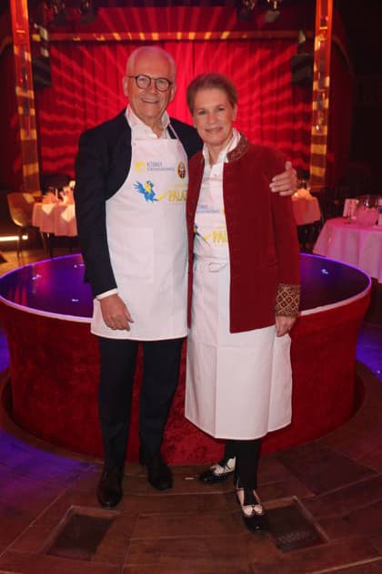 Hamburg Rüdiger Grube mit Cornelia Poletto im Spiegelpalast, Charity-Abend im Cornelia Poletto PALAZZO. Für den guten Zweck tauschen Stars das Mikrofon gegen das Tablett, die Bühne gegen die Manege des Spiegelpalasts Hamburg, 28.1.2026, der Reinerlös des Abends geht an den Lufthafen im Altonaer Kinderkrankenhaus (AKK)