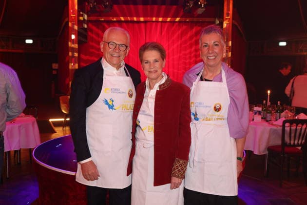 Hamburg Rüdiger Grube mit Cornelia Poletto und Christiane Dienhold im Spiegelpalast, Charity-Abend im Cornelia Poletto PALAZZO. Für den guten Zweck tauschen Stars das Mikrofon gegen das Tablett, die Bühne gegen die Manege des Spiegelpalasts Hamburg, 28.1.2026, der Reinerlös des Abends geht an den Lufthafen im Altonaer Kinderkrankenhaus (AKK)