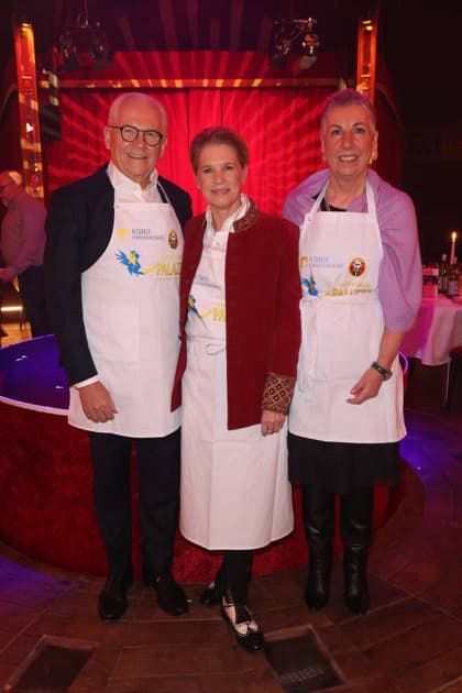 Hamburg Rüdiger Grube mit Cornelia Poletto und Christiane Dienhold im Spiegelpalast, Charity-Abend im Cornelia Poletto PALAZZO. Für den guten Zweck tauschen Stars das Mikrofon gegen das Tablett, die Bühne gegen die Manege des Spiegelpalasts Hamburg, 28.1.2026, der Reinerlös des Abends geht an den Lufthafen im Altonaer Kinderkrankenhaus (AKK)