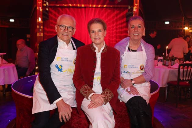 Hamburg Rüdiger Grube mit Cornelia Poletto und Christiane Dienhold im Spiegelpalast, Charity-Abend im Cornelia Poletto PALAZZO. Für den guten Zweck tauschen Stars das Mikrofon gegen das Tablett, die Bühne gegen die Manege des Spiegelpalasts Hamburg, 28.1.2026, der Reinerlös des Abends geht an den Lufthafen im Altonaer Kinderkrankenhaus (AKK)