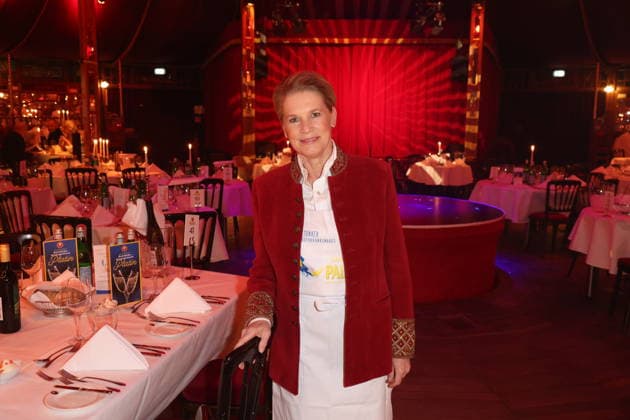 Hamburg Cornelia Poletto im Spiegelpalast, Charity-Abend im Cornelia Poletto PALAZZO. Für den guten Zweck tauschen Stars das Mikrofon gegen das Tablett, die Bühne gegen die Manege des Spiegelpalasts Hamburg, 28.1.2026, der Reinerlös des Abends geht an den Lufthafen im Altonaer Kinderkrankenhaus (AKK)