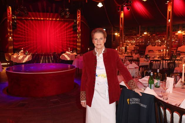 Hamburg Cornelia Poletto im Spiegelpalast, Charity-Abend im Cornelia Poletto PALAZZO. Für den guten Zweck tauschen Stars das Mikrofon gegen das Tablett, die Bühne gegen die Manege des Spiegelpalasts Hamburg, 28.1.2026, der Reinerlös des Abends geht an den Lufthafen im Altonaer Kinderkrankenhaus (AKK)