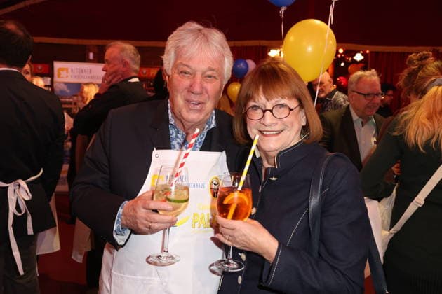 Hamburg Rolf Zuckowski mit Ehefrau Monika, Charity-Abend im Cornelia Poletto PALAZZO. Für den guten Zweck tauschen Stars das Mikrofon gegen das Tablett, die Bühne gegen die Manege des Spiegelpalasts Hamburg, 28.1.2026, der Reinerlös des Abends geht an den Lufthafen im Altonaer Kinderkrankenhaus (AKK)