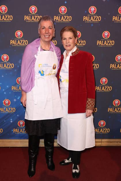 Hamburg Christiane Dienhold vom AK Altona und Cornelia Poletto, Charity-Abend im Cornelia Poletto PALAZZO. Für den guten Zweck tauschen Stars das Mikrofon gegen das Tablett, die Bühne gegen die Manege des Spiegelpalasts Hamburg, 28.1.2026, der Reinerlös des Abends geht an den Lufthafen im Altonaer Kinderkrankenhaus (AKK)