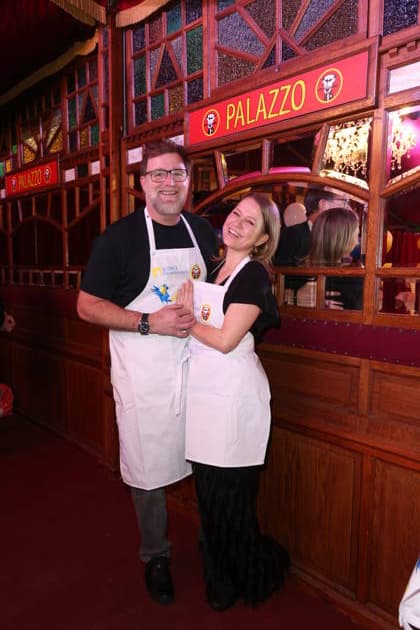 Hamburg Moderatorin Nova Meierhenrich mit Koch Brian Bojsen kellnern für den guten Zweck, Charity-Abend im Cornelia Poletto PALAZZO. Für den guten Zweck tauschen Stars das Mikrofon gegen das Tablett, die Bühne gegen die Manege des Spiegelpalasts Hamburg, 28.1.2026, der Reinerlös des Abends geht an den Lufthafen im Altonaer Kinderkrankenhaus (AKK)