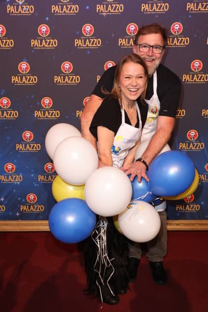 Hamburg Moderatorin Nova Meierhenrich mit Koch Brian Bojsen kellnern für den guten Zweck, Charity-Abend im Cornelia Poletto PALAZZO. Für den guten Zweck tauschen Stars das Mikrofon gegen das Tablett, die Bühne gegen die Manege des Spiegelpalasts Hamburg, 28.1.2026, der Reinerlös des Abends geht an den Lufthafen im Altonaer Kinderkrankenhaus (AKK)