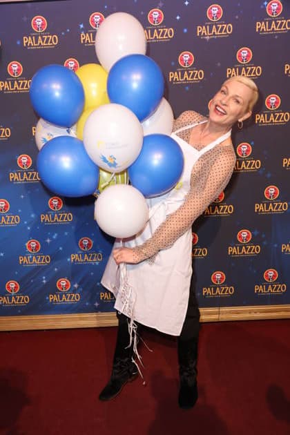 Hamburg Sanna Englund kellnert für den guten Zweck, Charity-Abend im Cornelia Poletto PALAZZO. Für den guten Zweck tauschen Stars das Mikrofon gegen das Tablett, die Bühne gegen die Manege des Spiegelpalasts Hamburg, 28.1.2026, der Reinerlös des Abends geht an den Lufthafen im Altonaer Kinderkrankenhaus (AKK)